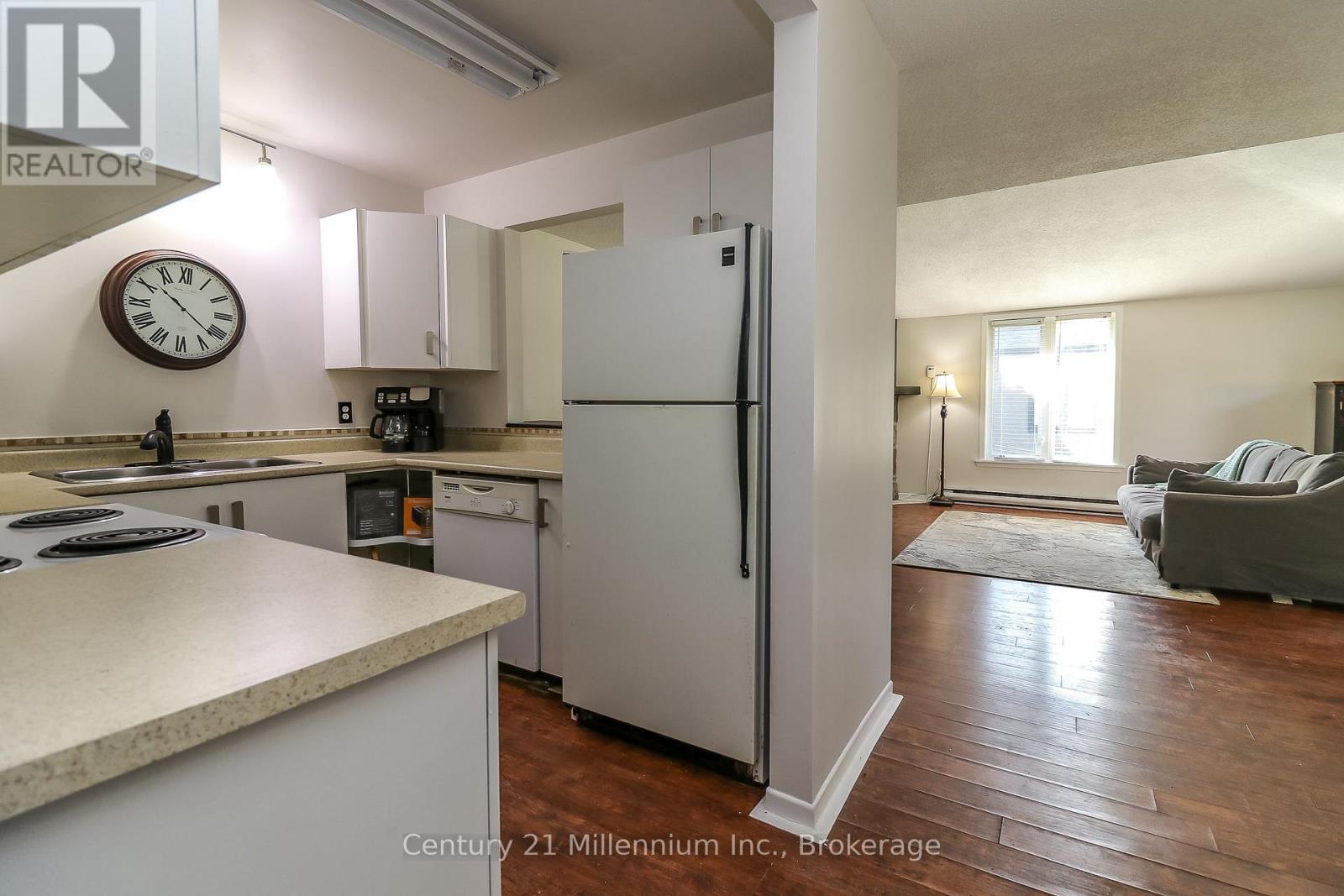 4 - 4 Trafalgar Road, Collingwood, ON - Indoor Photo Showing Kitchen With Double Sink