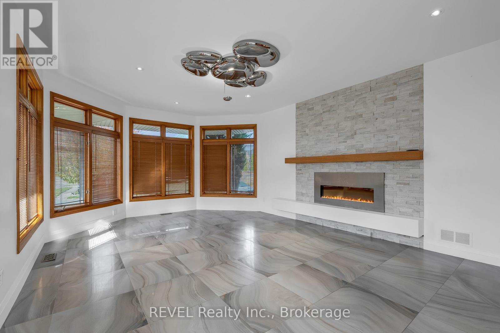 30 Maracay Way, St. Catharines (Grapeview), ON - Indoor With Fireplace