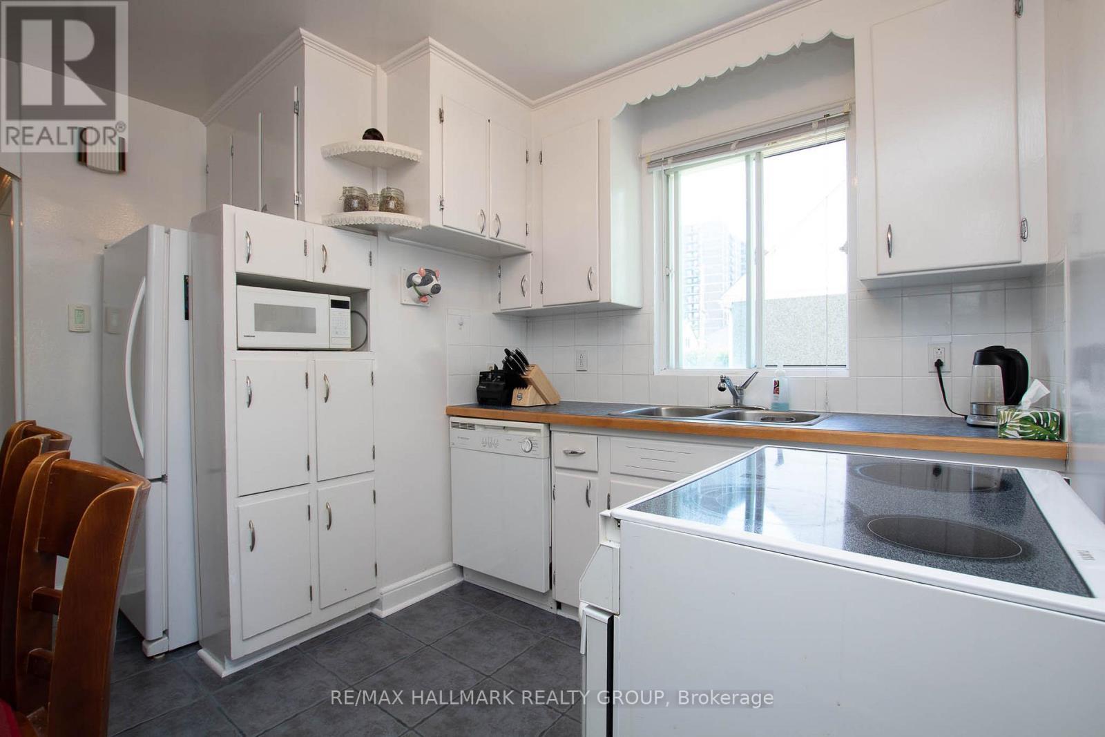 316 Ducharme Boulevard, Ottawa, ON - Indoor Photo Showing Kitchen With Double Sink