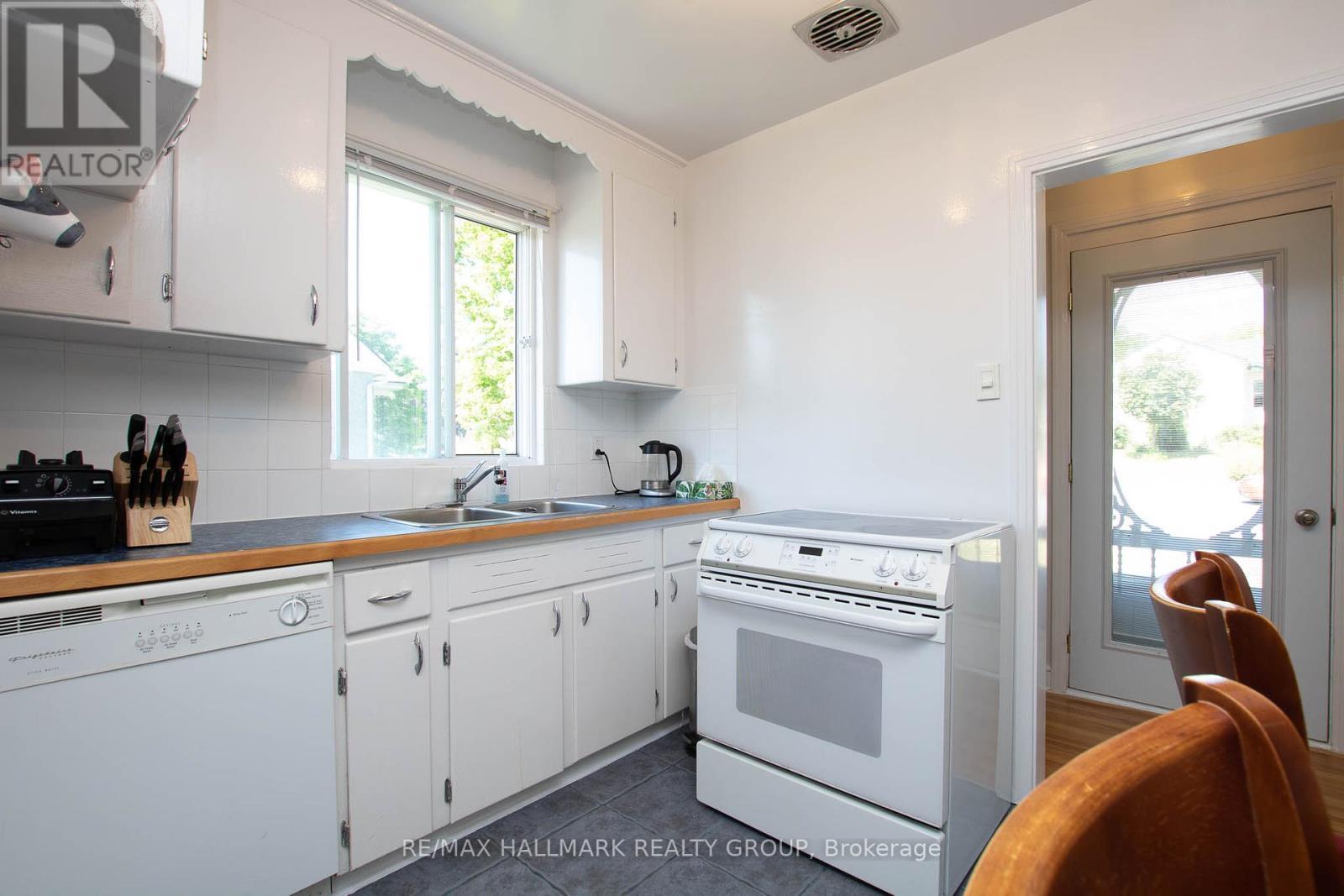 316 Ducharme Boulevard, Ottawa, ON - Indoor Photo Showing Kitchen With Double Sink