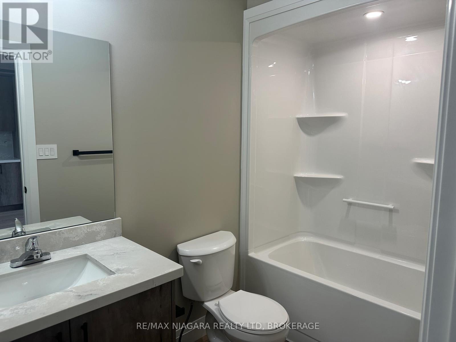 2nd Floor Main Bathroom - Unit 4 - 17 Keystone Trail, Welland (Lincoln/Crowland), ON