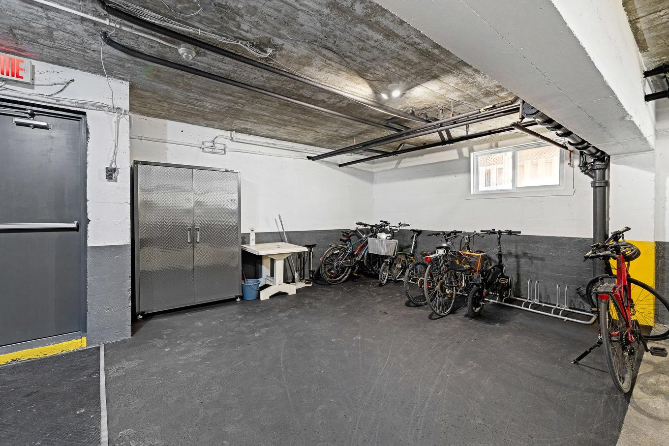 Garage - 1-4645 Boul. Grand, Montréal (Côte-Des-Neiges/Notre-Dame-De-Grâce), QC - Indoor Photo Showing Garage