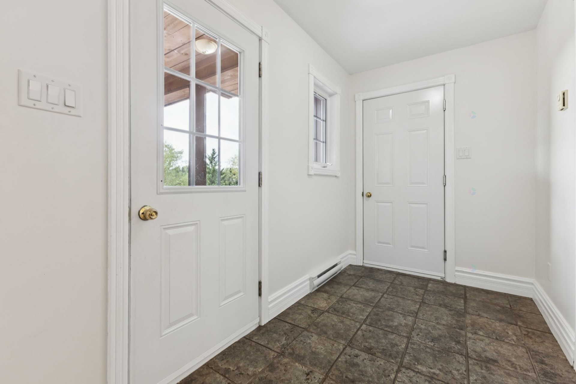 Mud Room - 30Z Ch. Des Cavernes, Cantley, QC