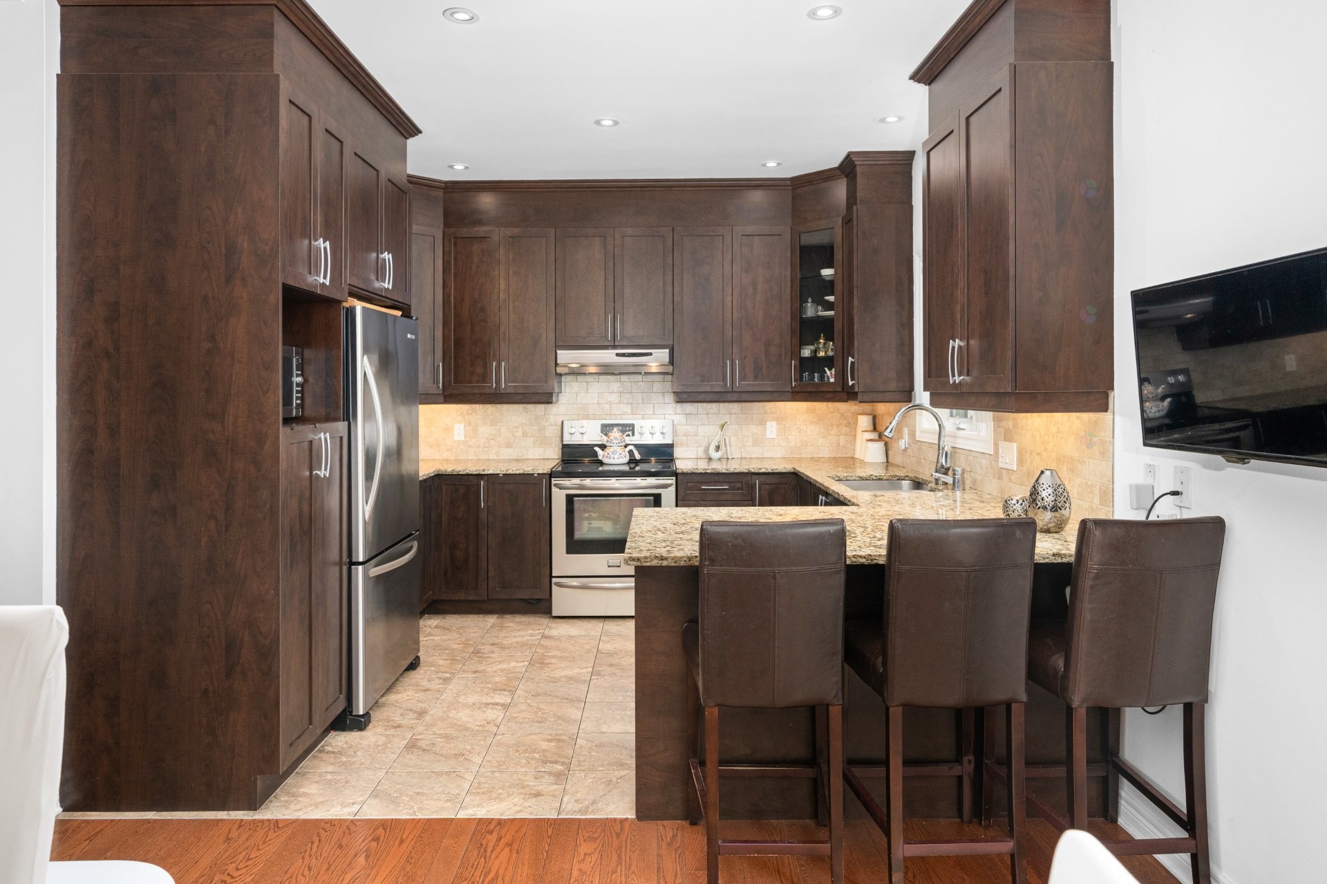 Kitchen - 10Z Crois. Mirabel, Dollard-Des-Ormeaux, QC - Indoor Photo Showing Kitchen With Upgraded Kitchen