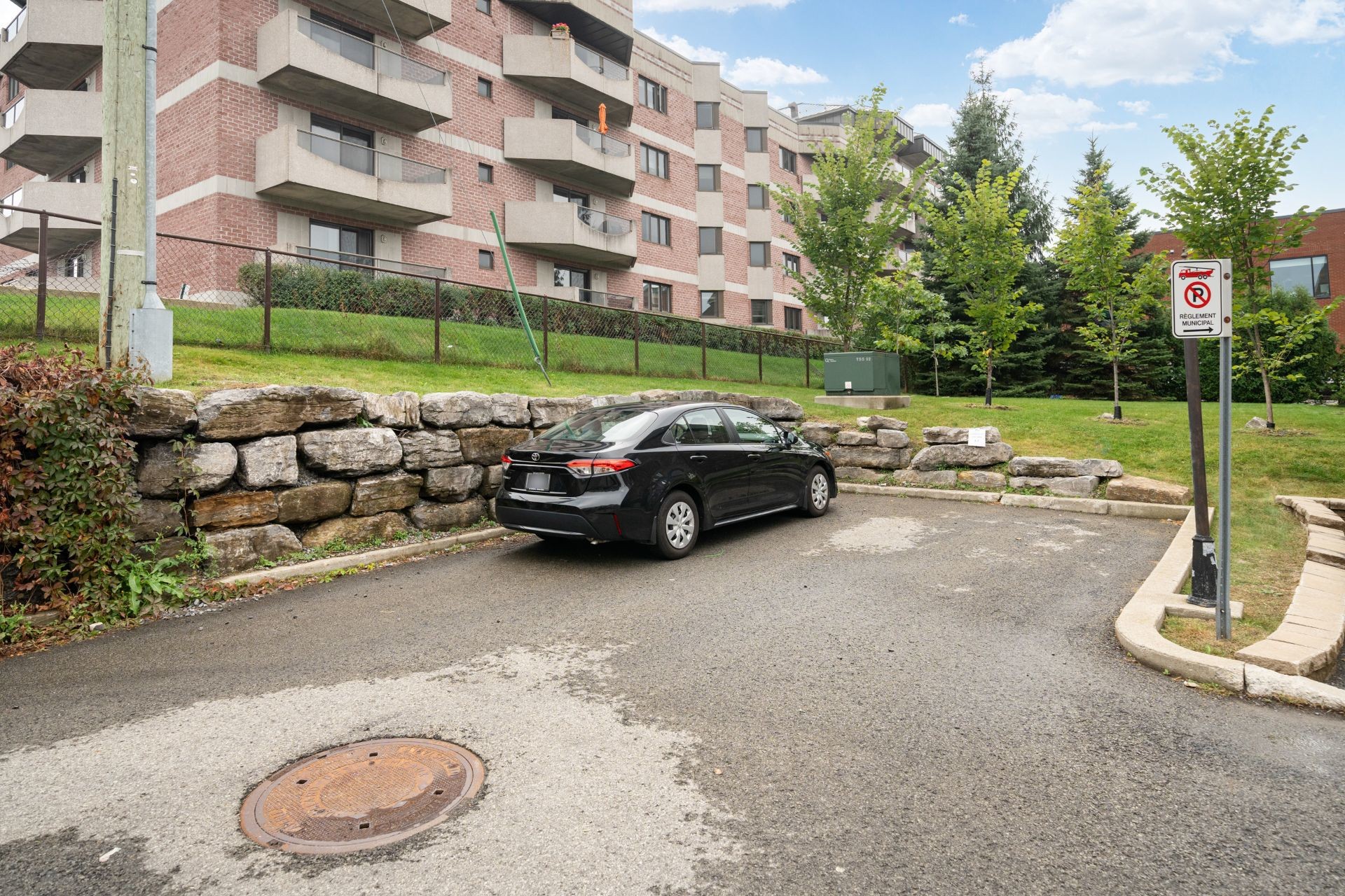 Parking - 10Z Crois. Mirabel, Dollard-Des-Ormeaux, QC - Outdoor