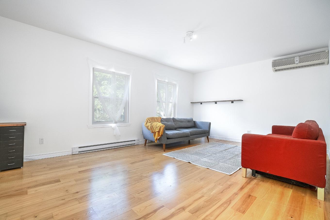 Salon - 926 Rue Roy E., Montréal (Le Plateau-Mont-Royal), QC - Indoor Photo Showing Other Room