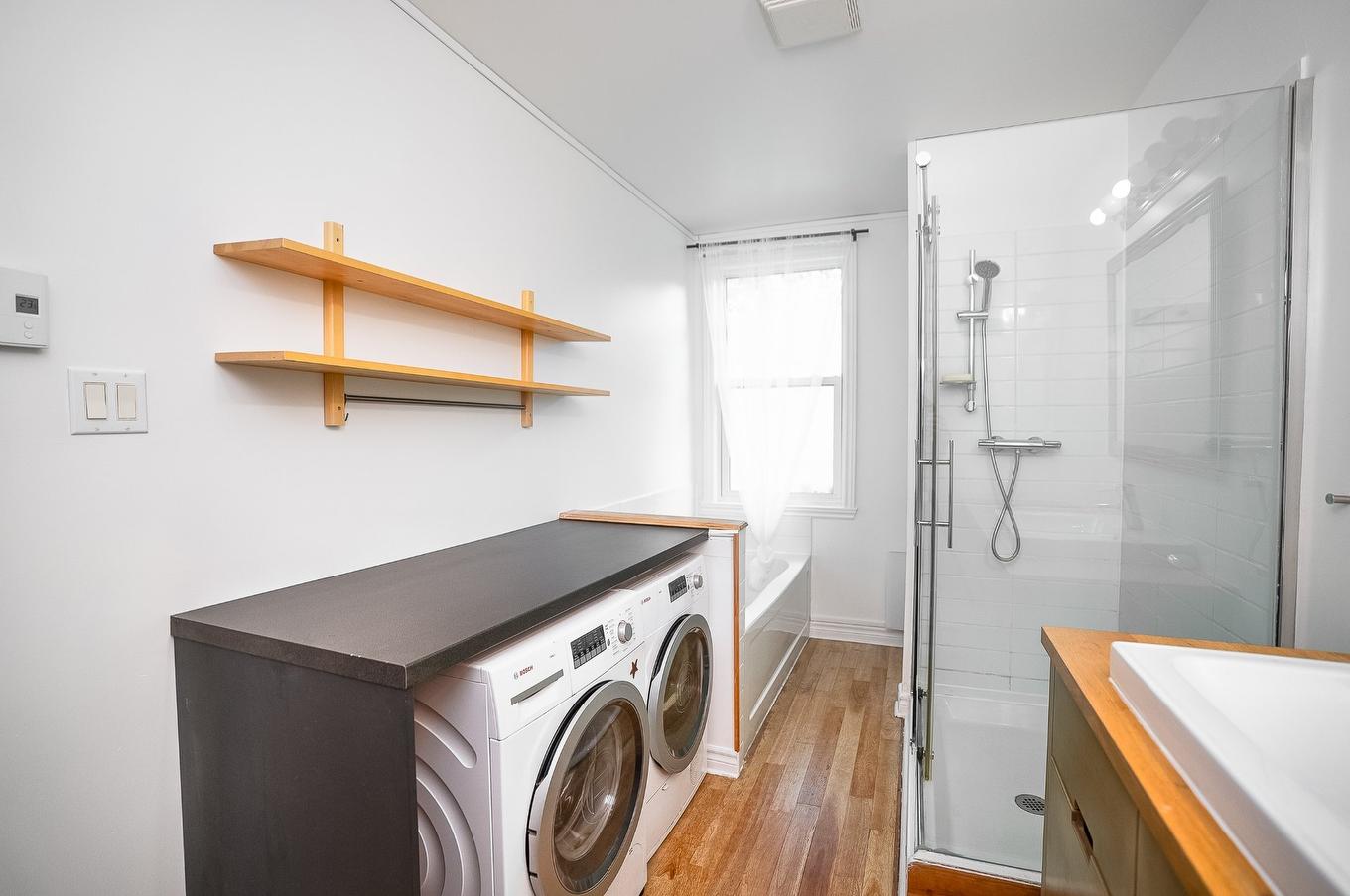 Salle de bains - 926 Rue Roy E., Montréal (Le Plateau-Mont-Royal), QC - Indoor Photo Showing Laundry Room