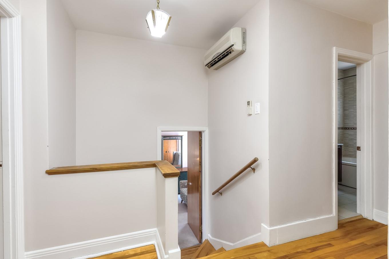 Escalier - 4610 Av. Doherty, Montréal (Côte-Des-Neiges/Notre-Dame-De-Grâce), QC - Indoor Photo Showing Other Room