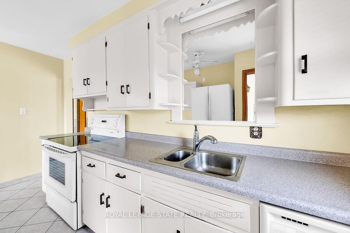 220 Winona Road, Hamilton, ON - Indoor Photo Showing Kitchen With Double Sink
