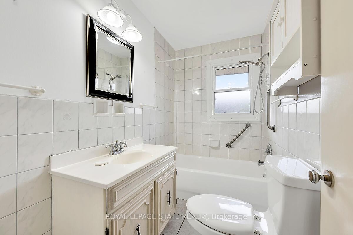 220 Winona Road, Hamilton, ON - Indoor Photo Showing Bathroom
