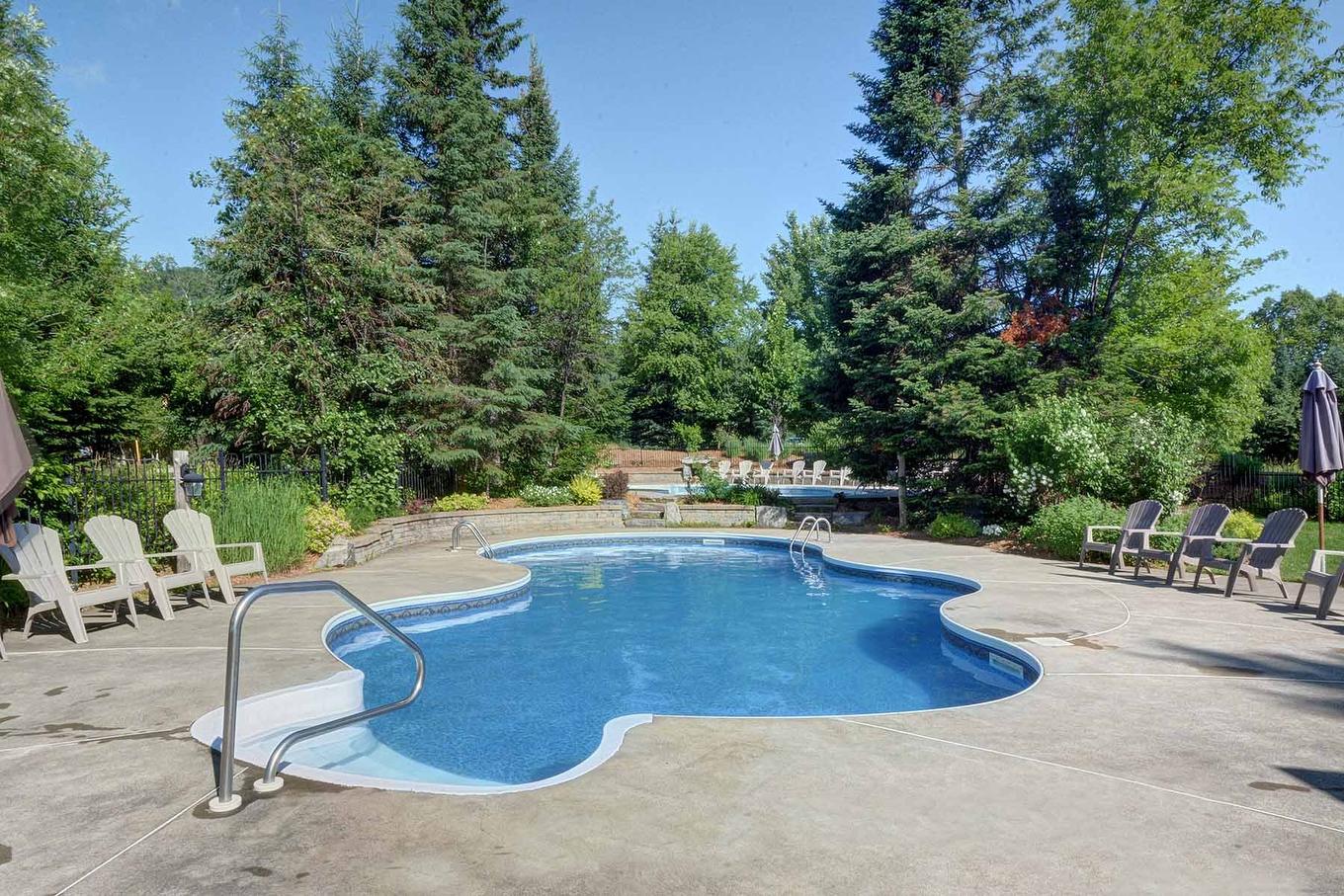 Piscine - 1824 Ch. Du Golf, Mont-Tremblant, QC - Outdoor With In Ground Pool With Backyard