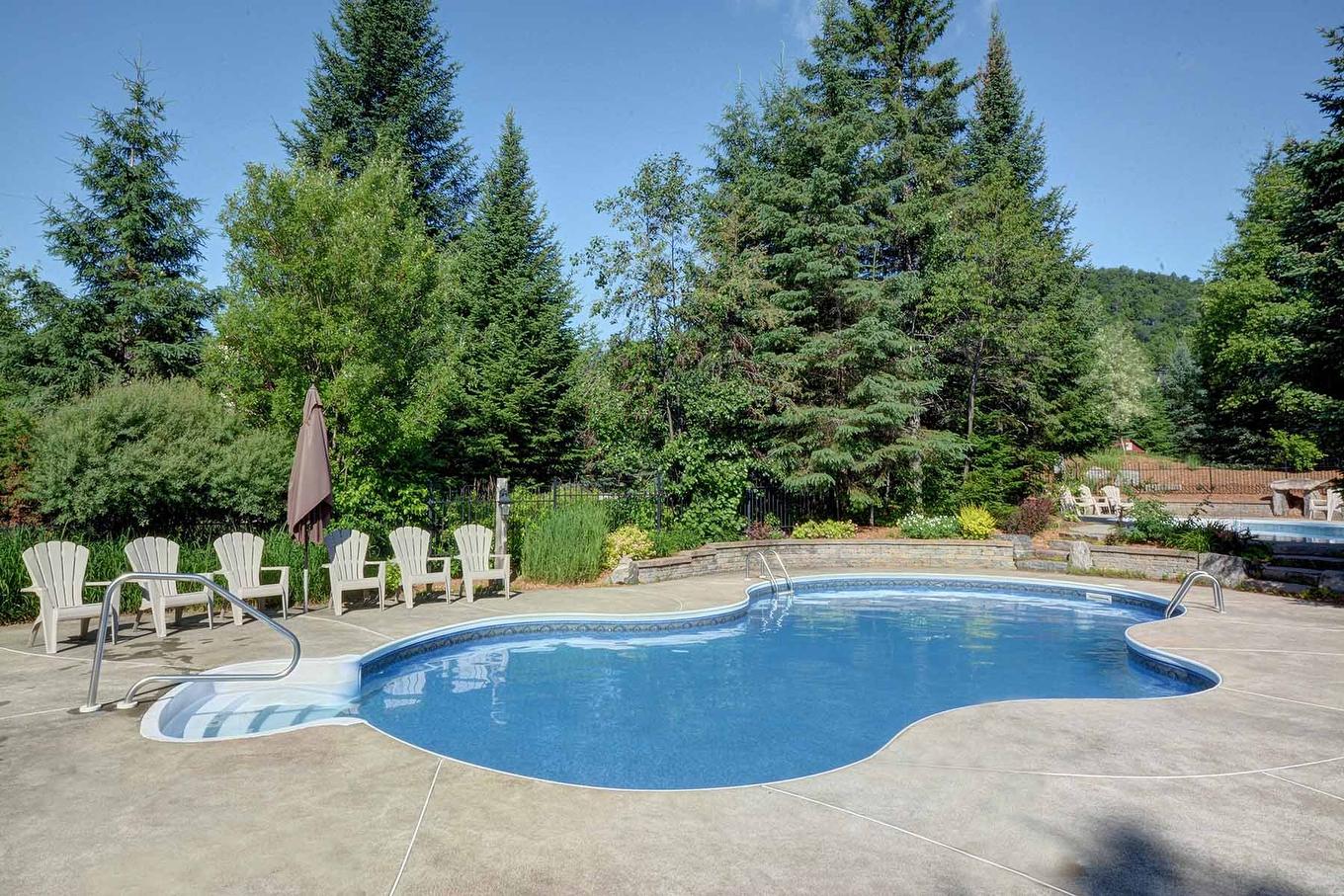 Piscine - 1824 Ch. Du Golf, Mont-Tremblant, QC - Outdoor With In Ground Pool With Backyard