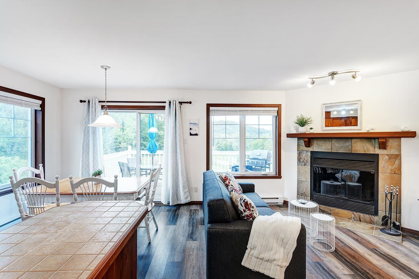 Vue d'ensemble - 1824 Ch. Du Golf, Mont-Tremblant, QC - Indoor Photo Showing Living Room With Fireplace