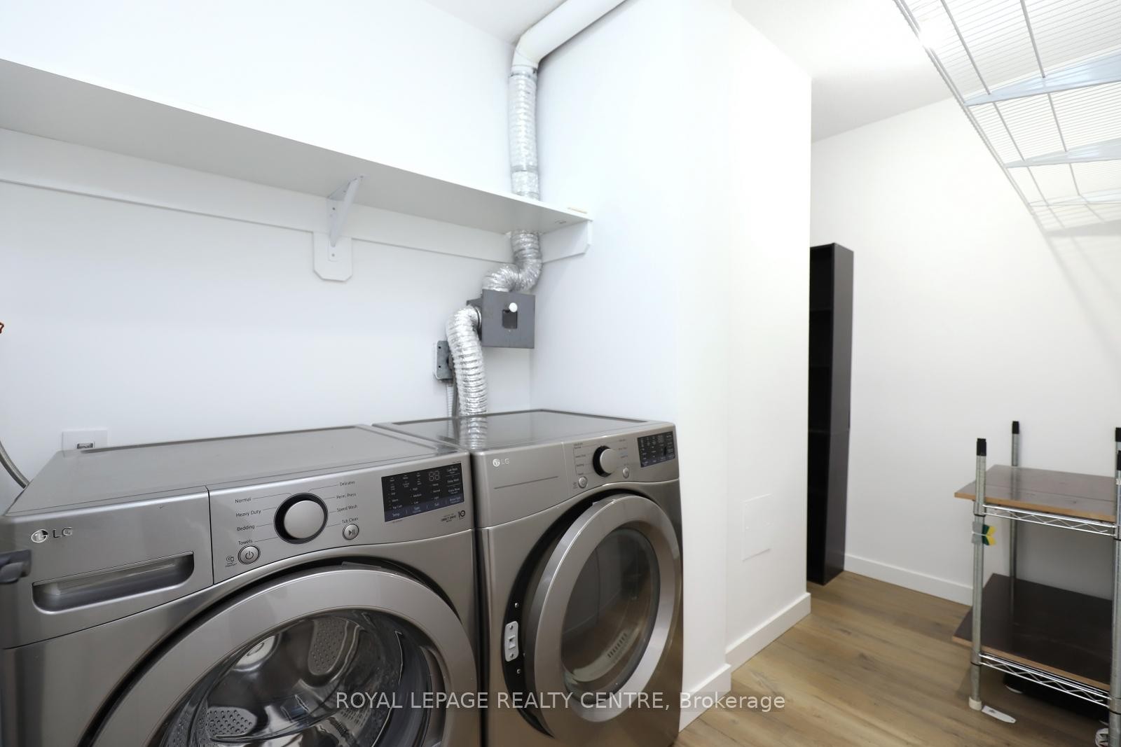 605-551 The West Mall N/A, Toronto, ON - Indoor Photo Showing Laundry Room