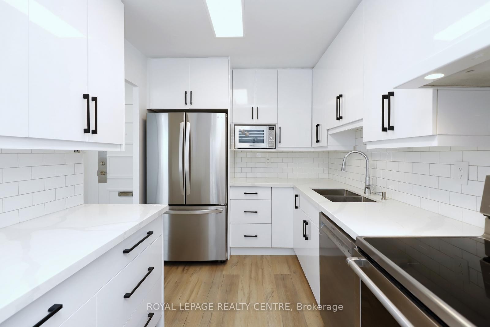 605-551 The West Mall N/A, Toronto, ON - Indoor Photo Showing Kitchen With Double Sink With Upgraded Kitchen