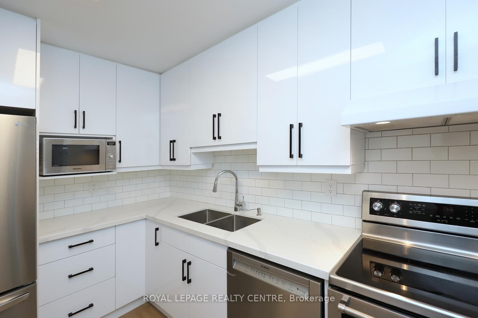 605-551 The West Mall N/A, Toronto, ON - Indoor Photo Showing Kitchen With Double Sink With Upgraded Kitchen