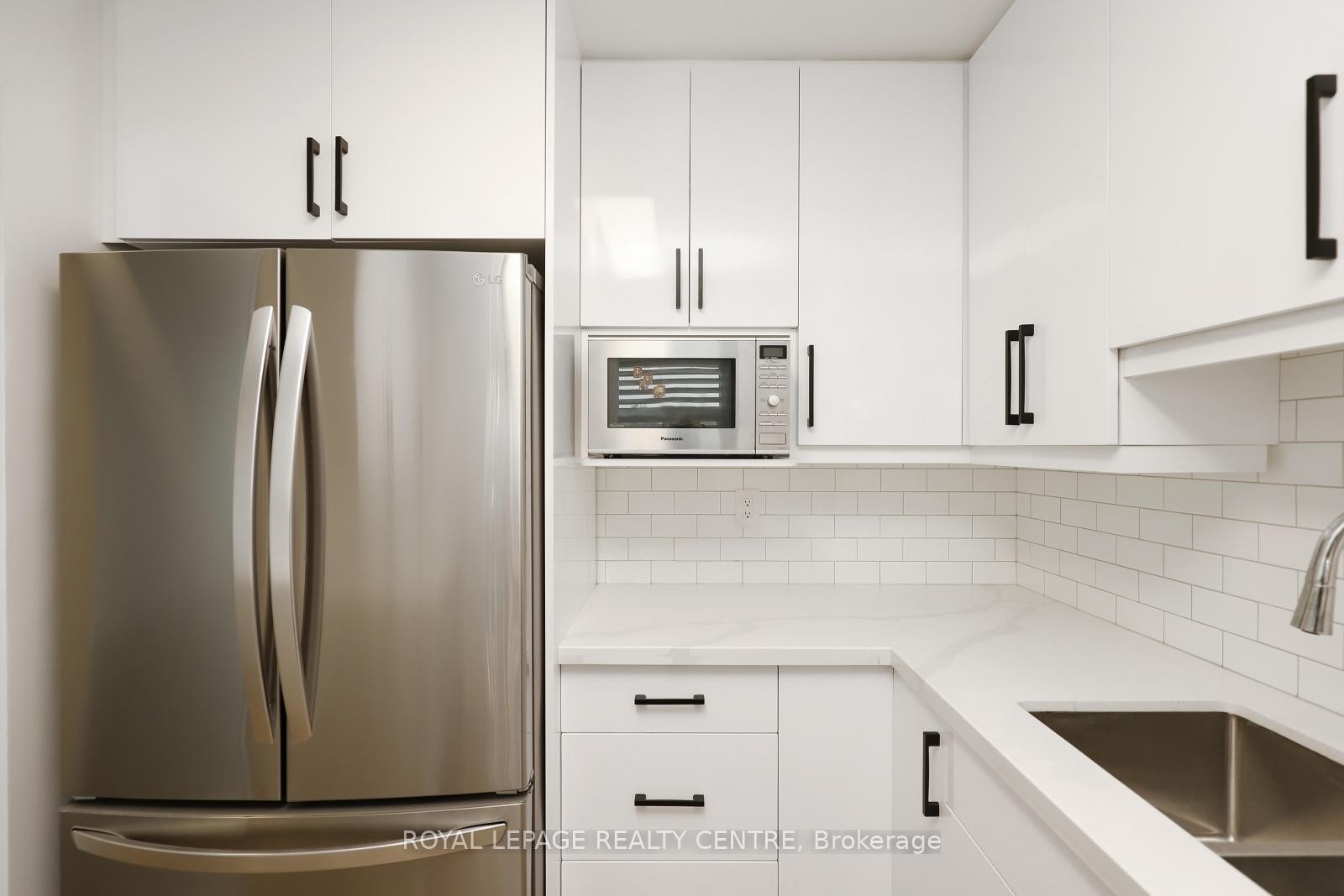 605-551 The West Mall N/A, Toronto, ON - Indoor Photo Showing Kitchen