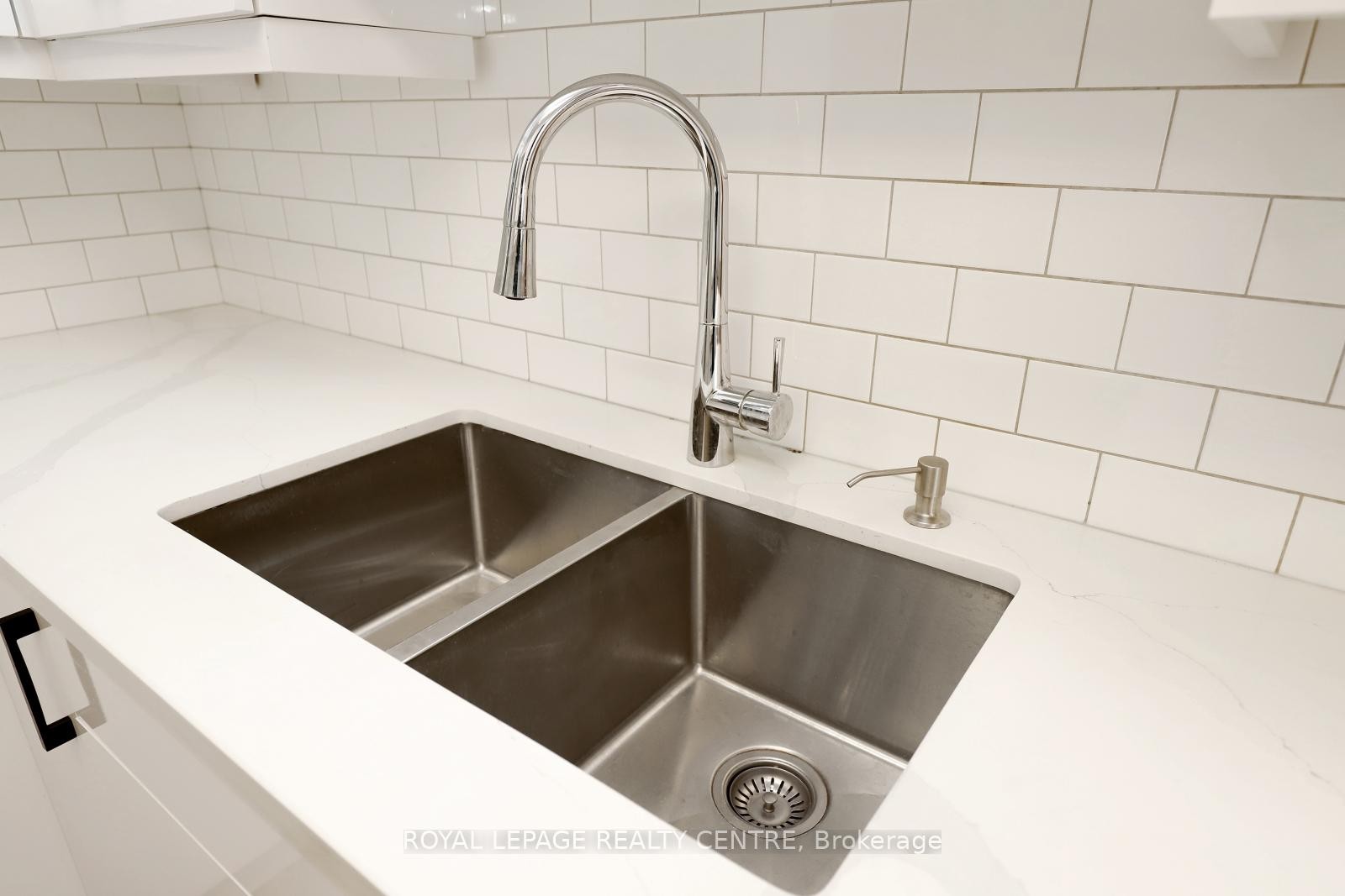 605-551 The West Mall N/A, Toronto, ON - Indoor Photo Showing Kitchen With Double Sink