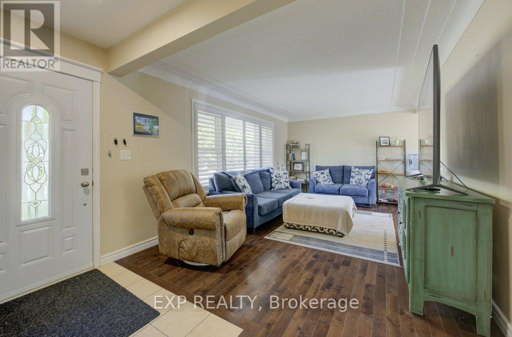 8568 Champlain Drive, Niagara Falls, ON - Indoor Photo Showing Living Room