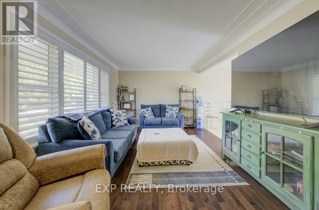 8568 Champlain Drive, Niagara Falls, ON - Indoor Photo Showing Living Room