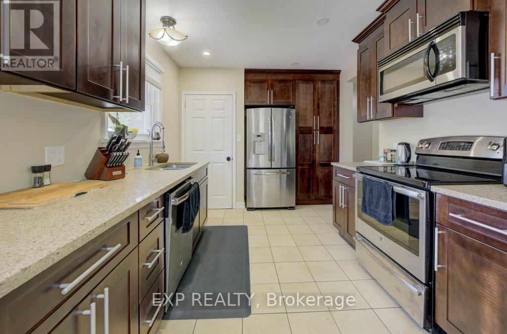 8568 Champlain Drive, Niagara Falls, ON - Indoor Photo Showing Kitchen