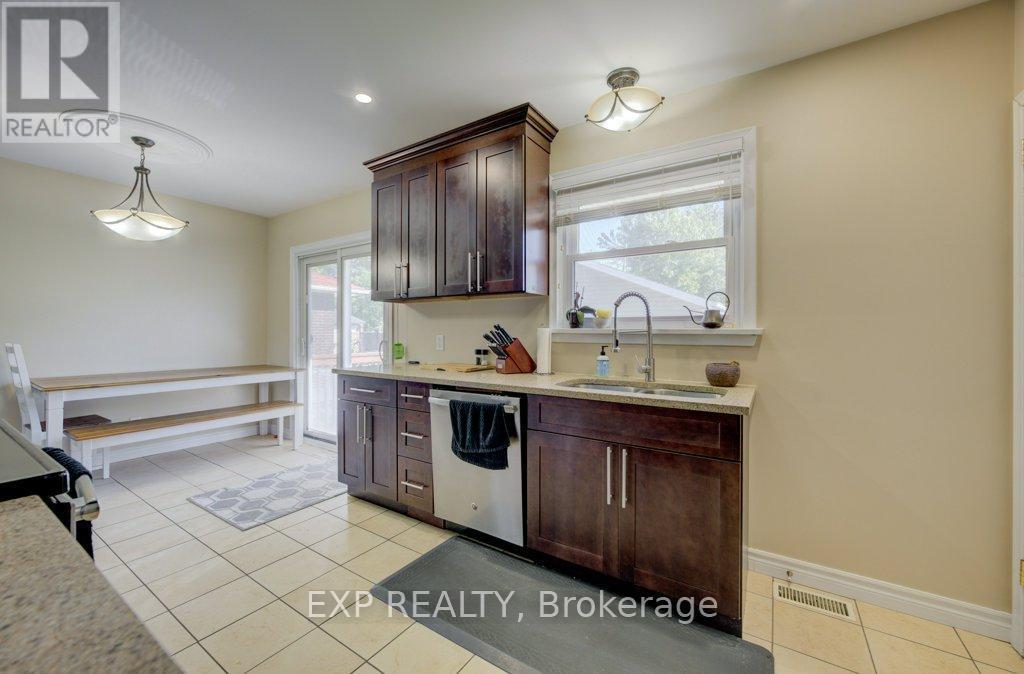8568 Champlain Drive, Niagara Falls, ON - Indoor Photo Showing Kitchen With Double Sink