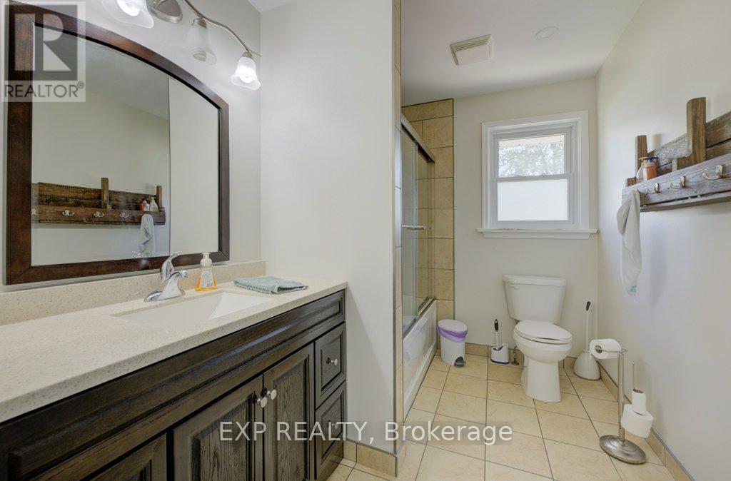 8568 Champlain Drive, Niagara Falls, ON - Indoor Photo Showing Bathroom