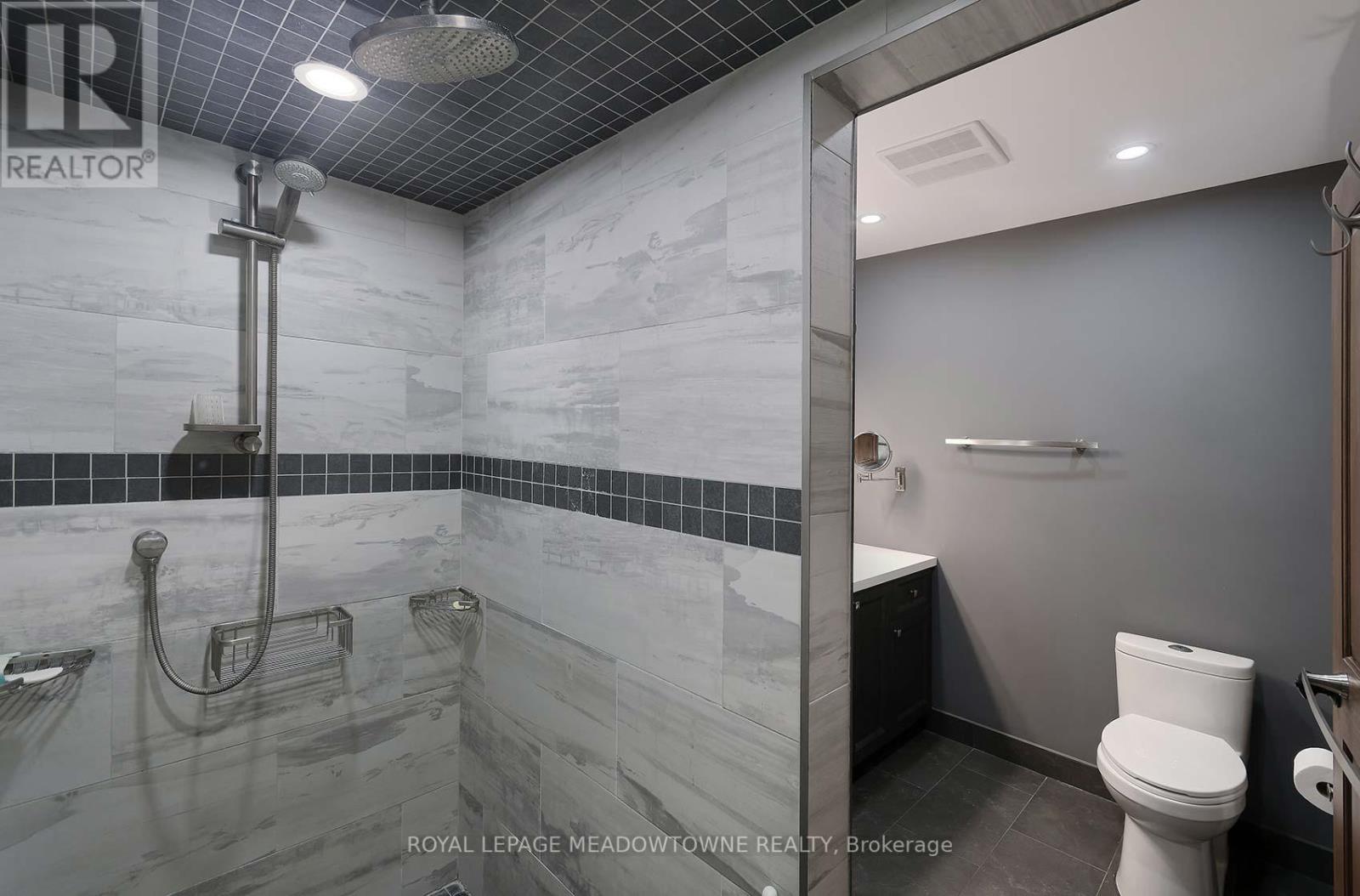307 Queen Street S, Mississauga, ON - Indoor Photo Showing Bathroom