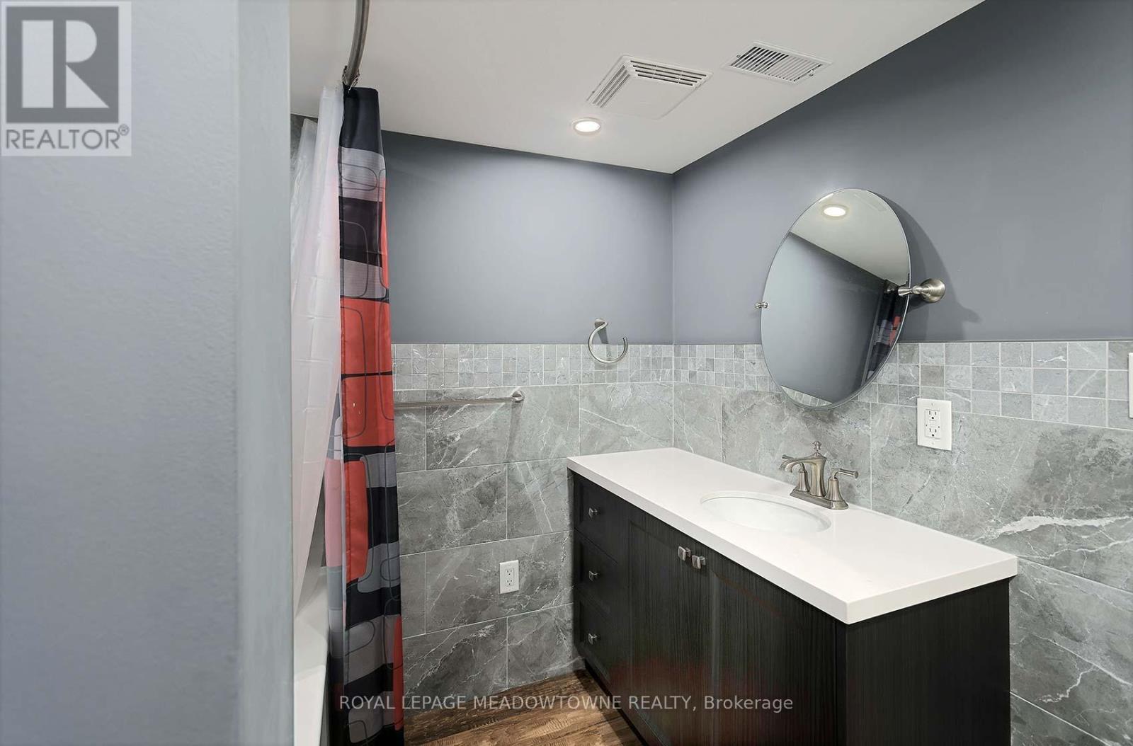 307 Queen Street S, Mississauga, ON - Indoor Photo Showing Bathroom