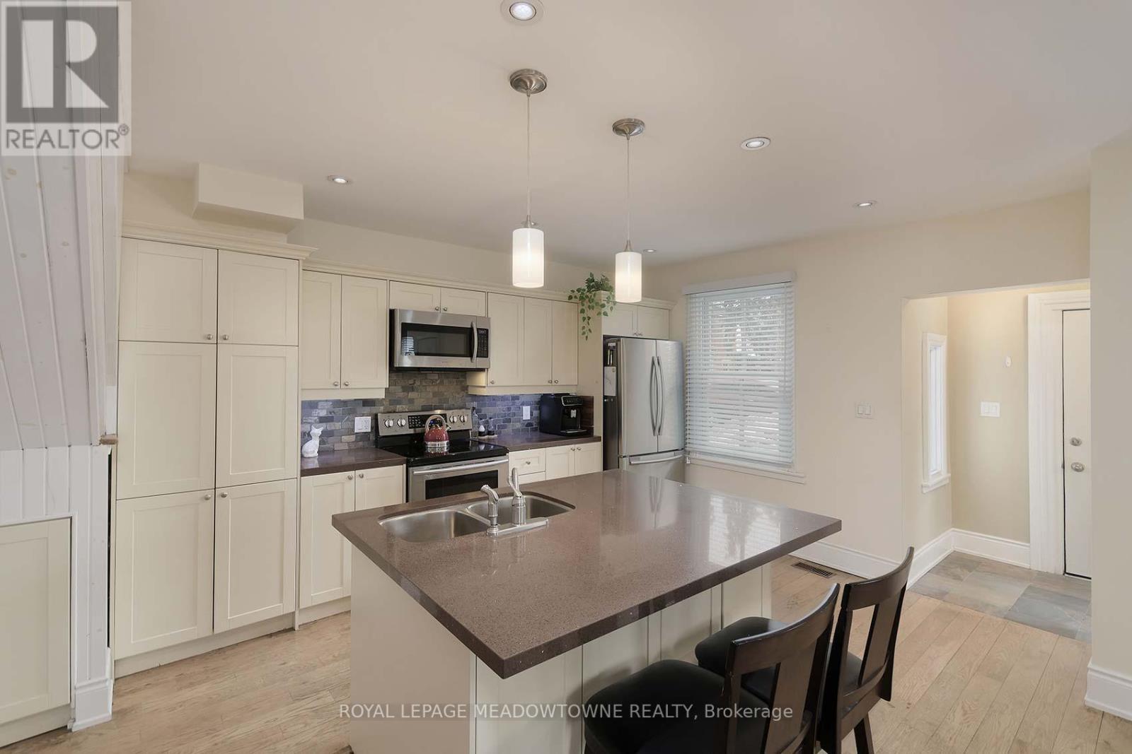 307 Queen Street S, Mississauga, ON - Indoor Photo Showing Kitchen With Double Sink With Upgraded Kitchen
