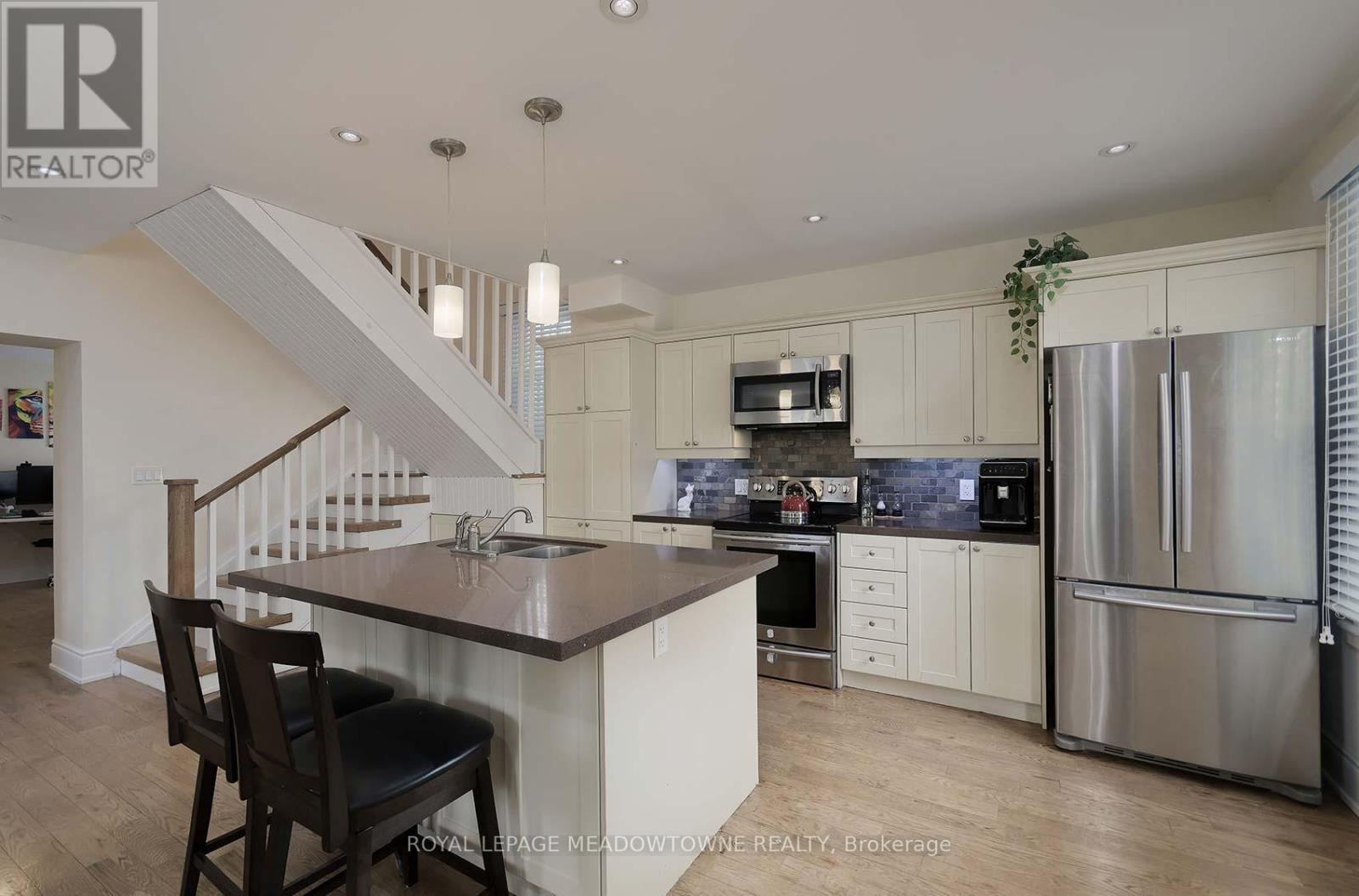 307 Queen Street S, Mississauga, ON - Indoor Photo Showing Kitchen