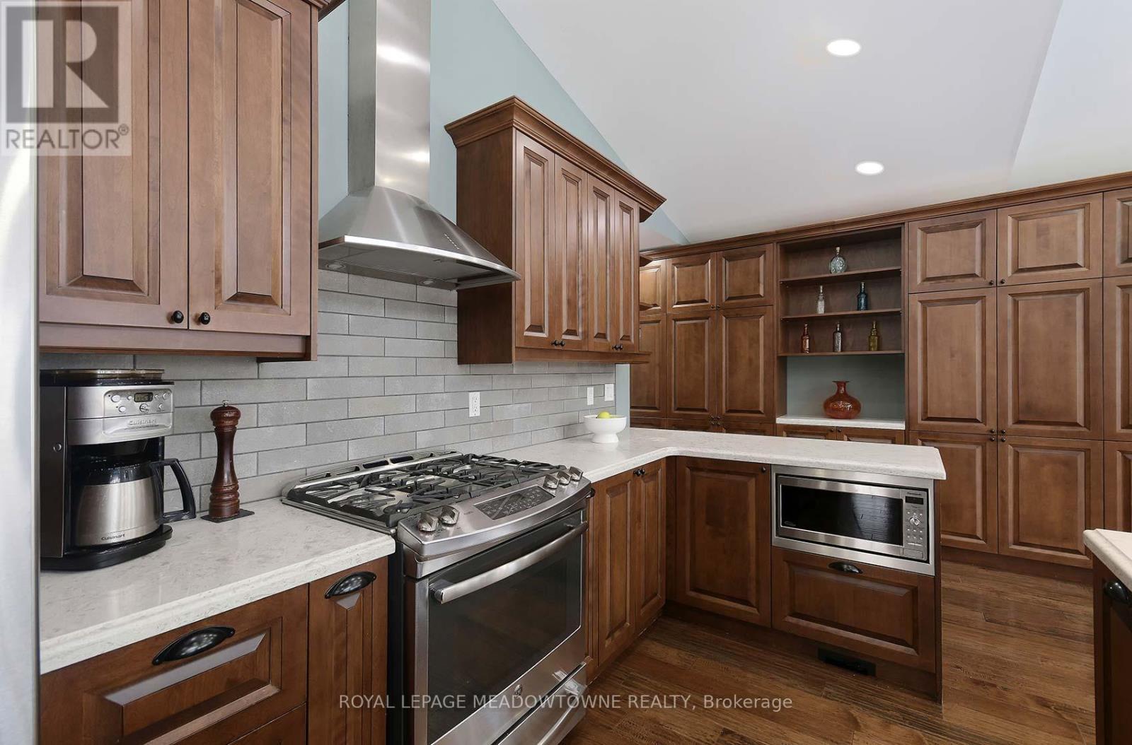 307 Queen Street S, Mississauga, ON - Indoor Photo Showing Kitchen