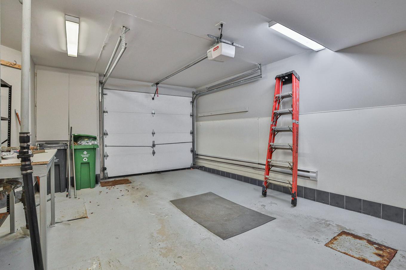 Garage - 2336 Rue Harriet-Quimby, Montréal (Saint-Laurent), QC - Indoor Photo Showing Garage