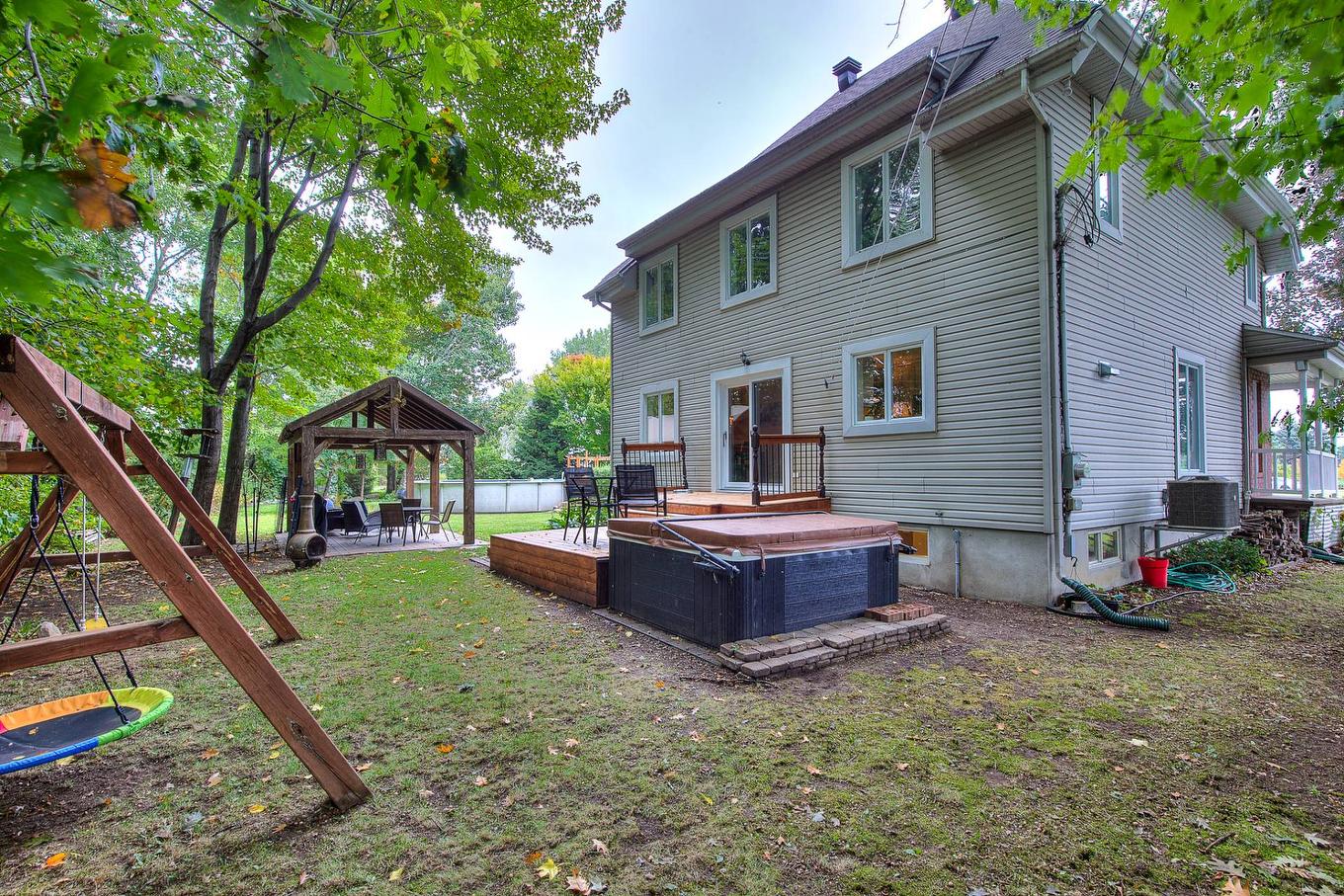 Face arrière - 14 Crois. Léo-Paul-Desrosiers, Notre-Dame-De-L'Île-Perrot, QC - Outdoor With Deck Patio Veranda With Exterior