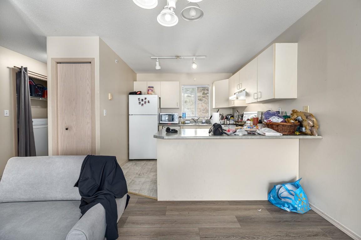 301-2802 Grandview Heights, Merritt, BC - Indoor Photo Showing Kitchen