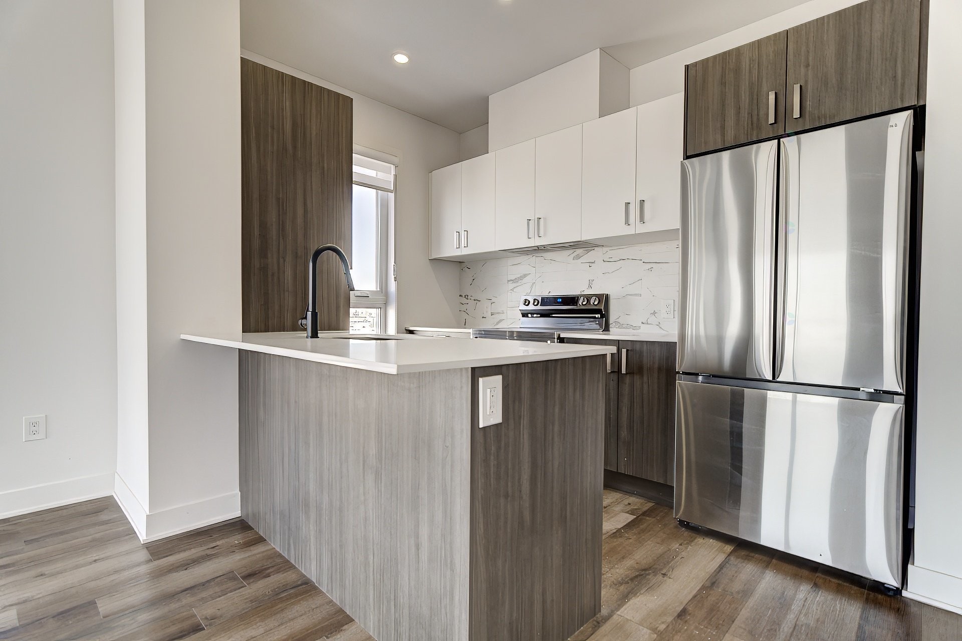 Kitchen - 405-2020 Rue Lucien-Thimens, Montréal (Saint-Laurent), QC - Indoor Photo Showing Kitchen With Upgraded Kitchen