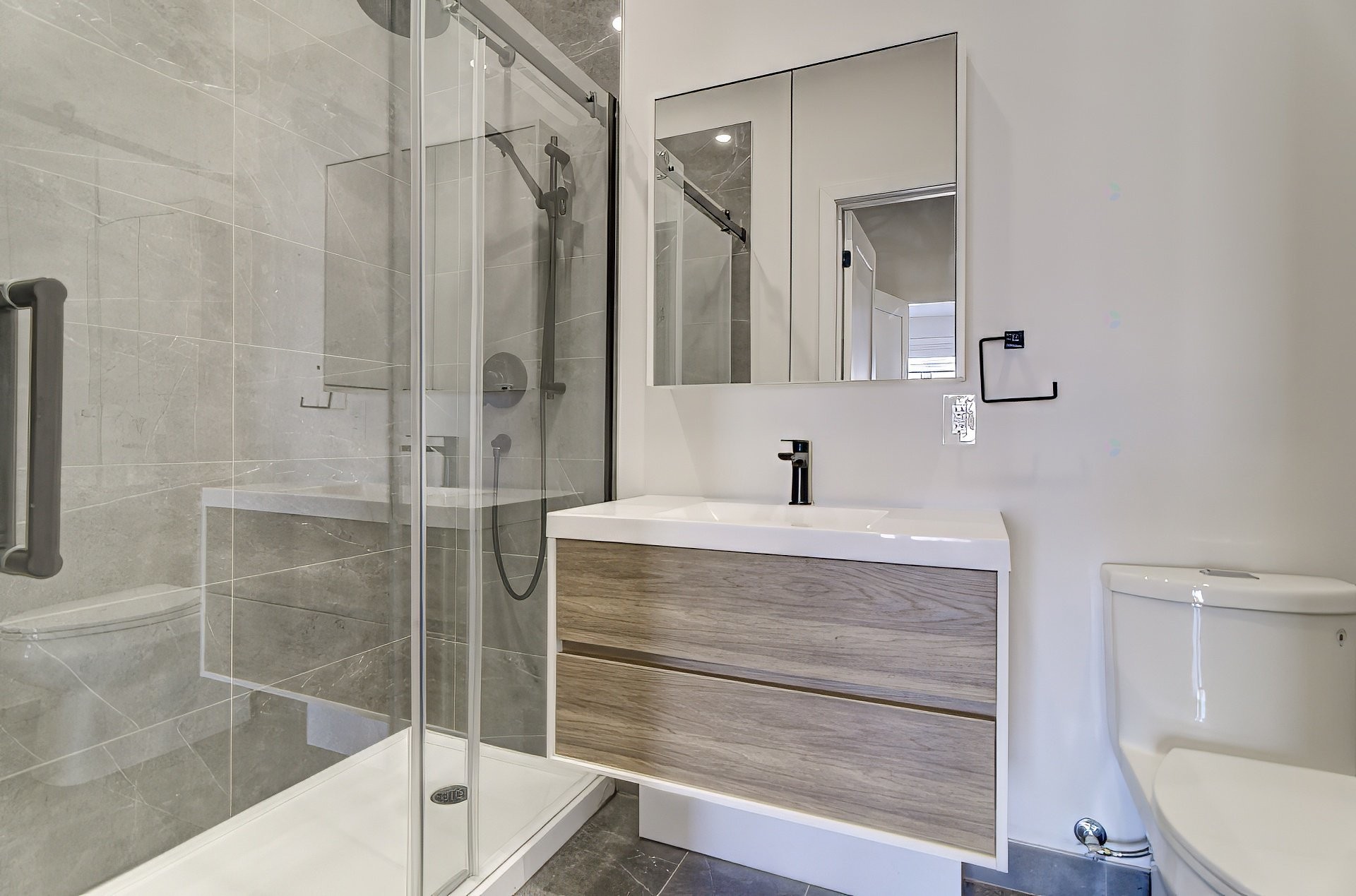 Bathroom - 405-2020 Rue Lucien-Thimens, Montréal (Saint-Laurent), QC - Indoor Photo Showing Bathroom