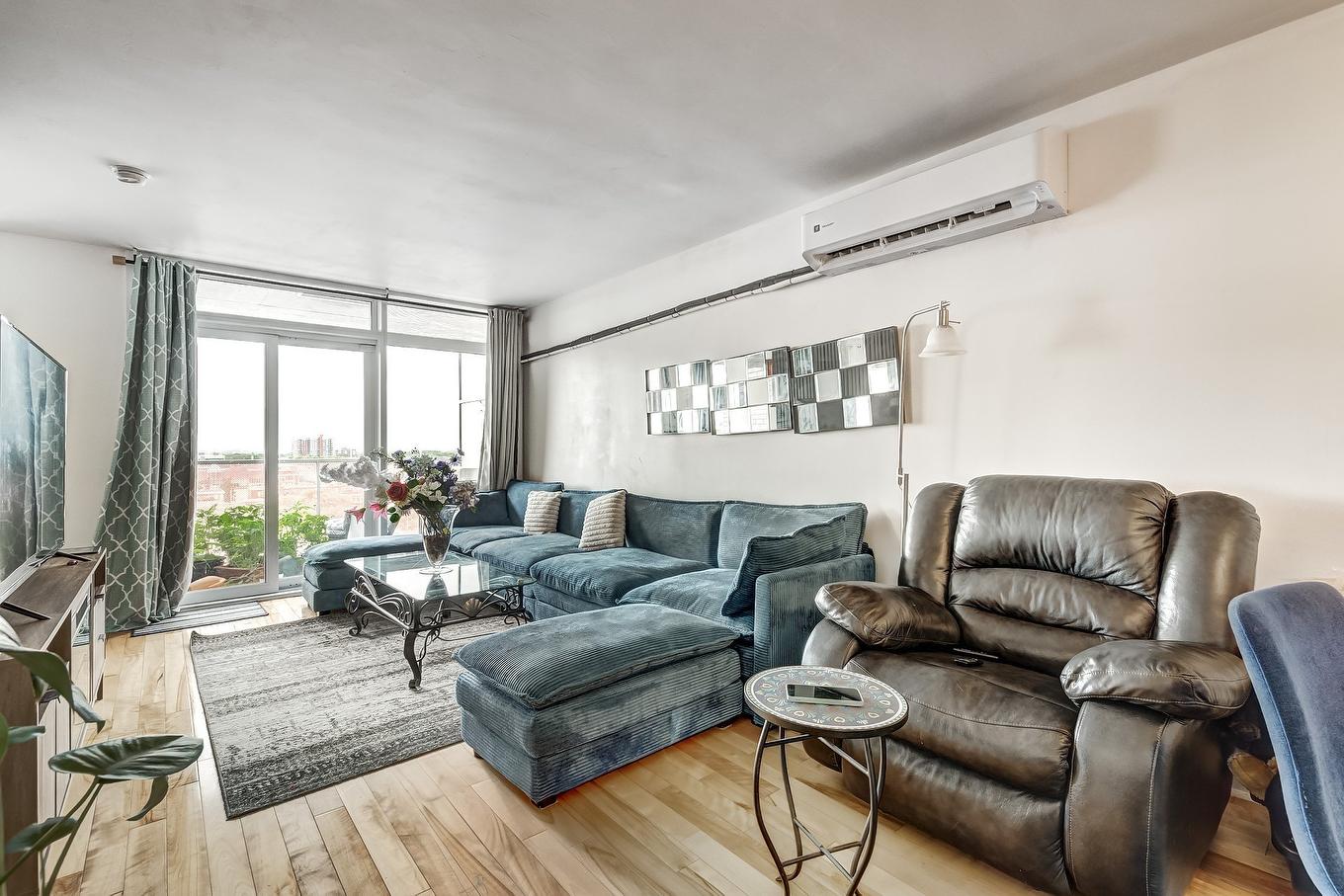 Salon - 1010-4650 Rue Jean-Talon E., Montréal (Saint-Léonard), QC - Indoor Photo Showing Living Room