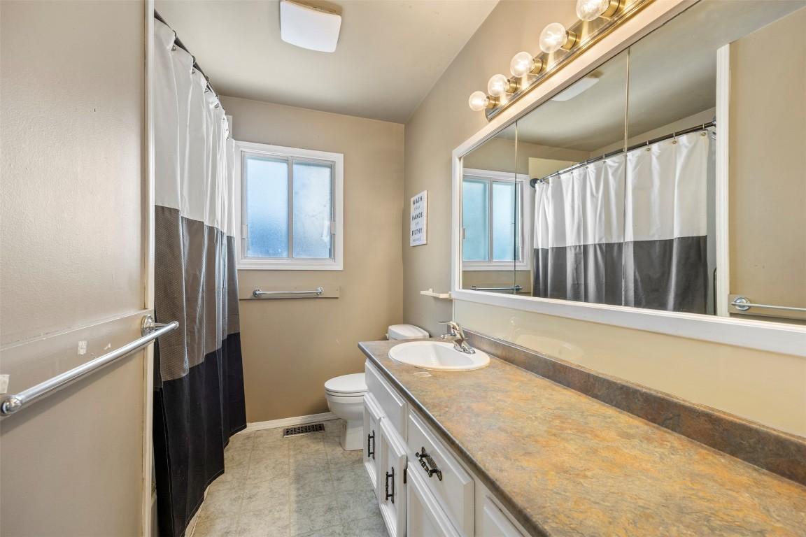 971 Kirkland Place, Kamloops, BC - Indoor Photo Showing Bathroom