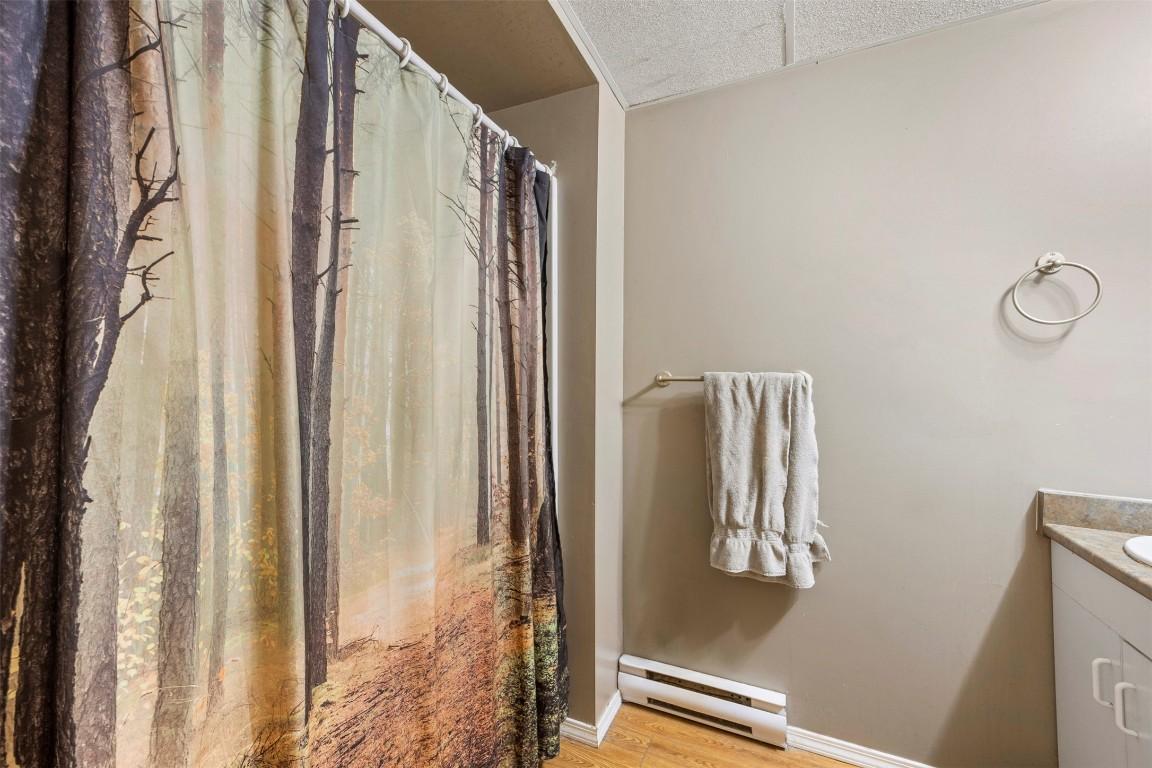 971 Kirkland Place, Kamloops, BC - Indoor Photo Showing Bathroom