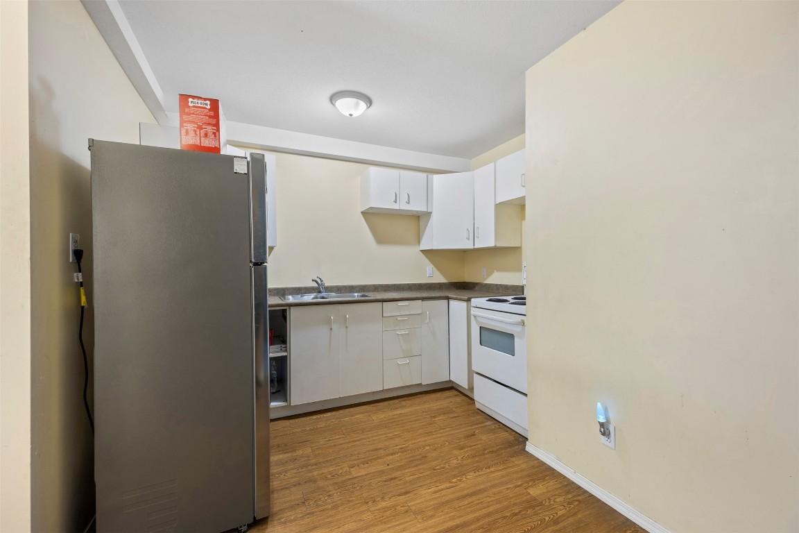 971 Kirkland Place, Kamloops, BC - Indoor Photo Showing Kitchen With Double Sink