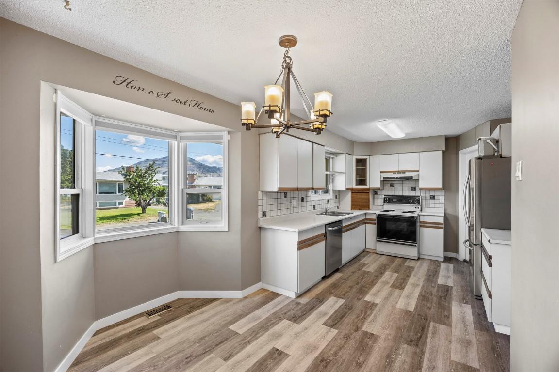 971 Kirkland Place, Kamloops, BC - Indoor Photo Showing Kitchen