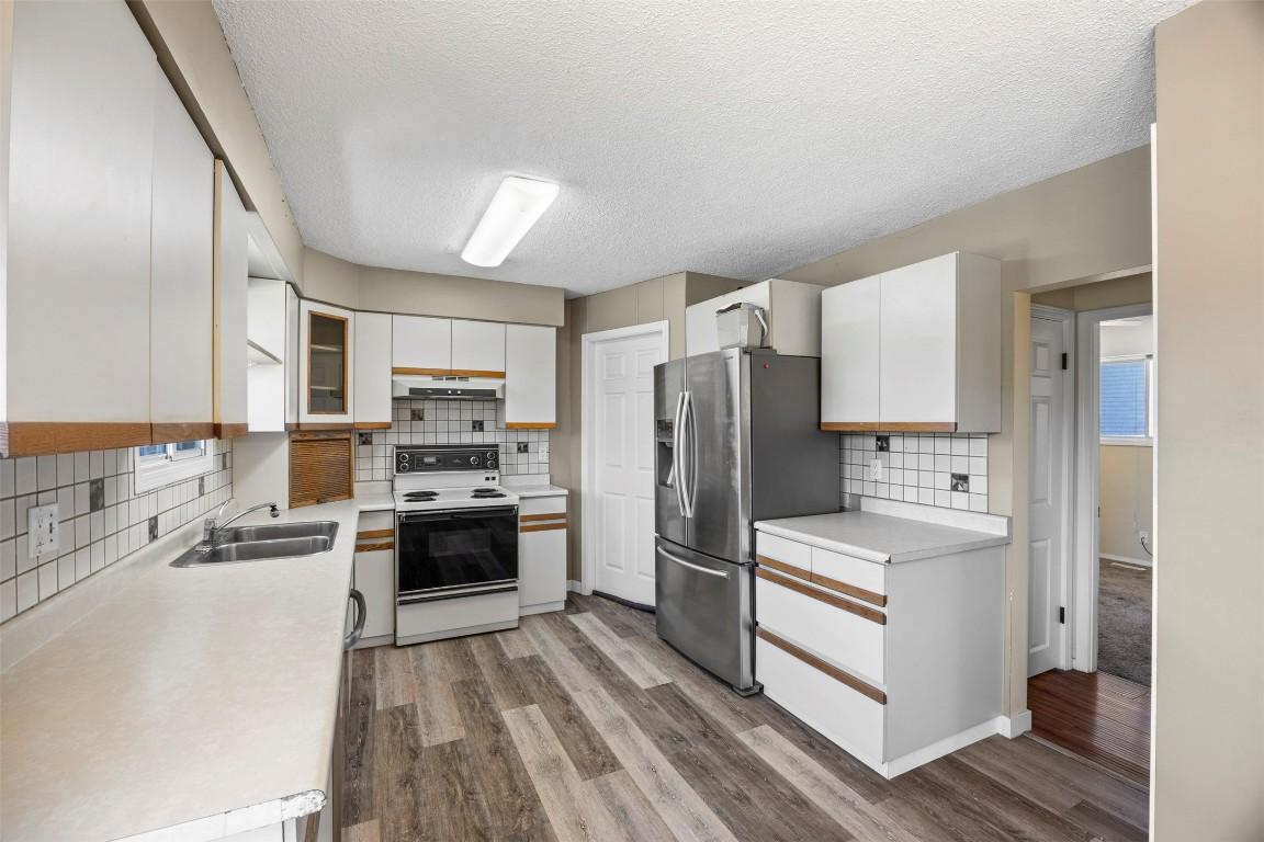 971 Kirkland Place, Kamloops, BC - Indoor Photo Showing Kitchen With Double Sink