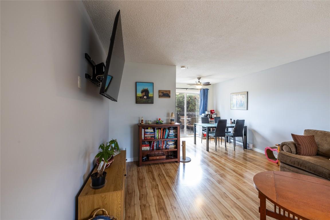 75-1605 Summit Drive, Kamloops, BC - Indoor Photo Showing Living Room