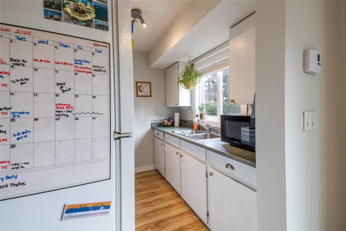 75-1605 Summit Drive, Kamloops, BC - Indoor Photo Showing Kitchen With Double Sink