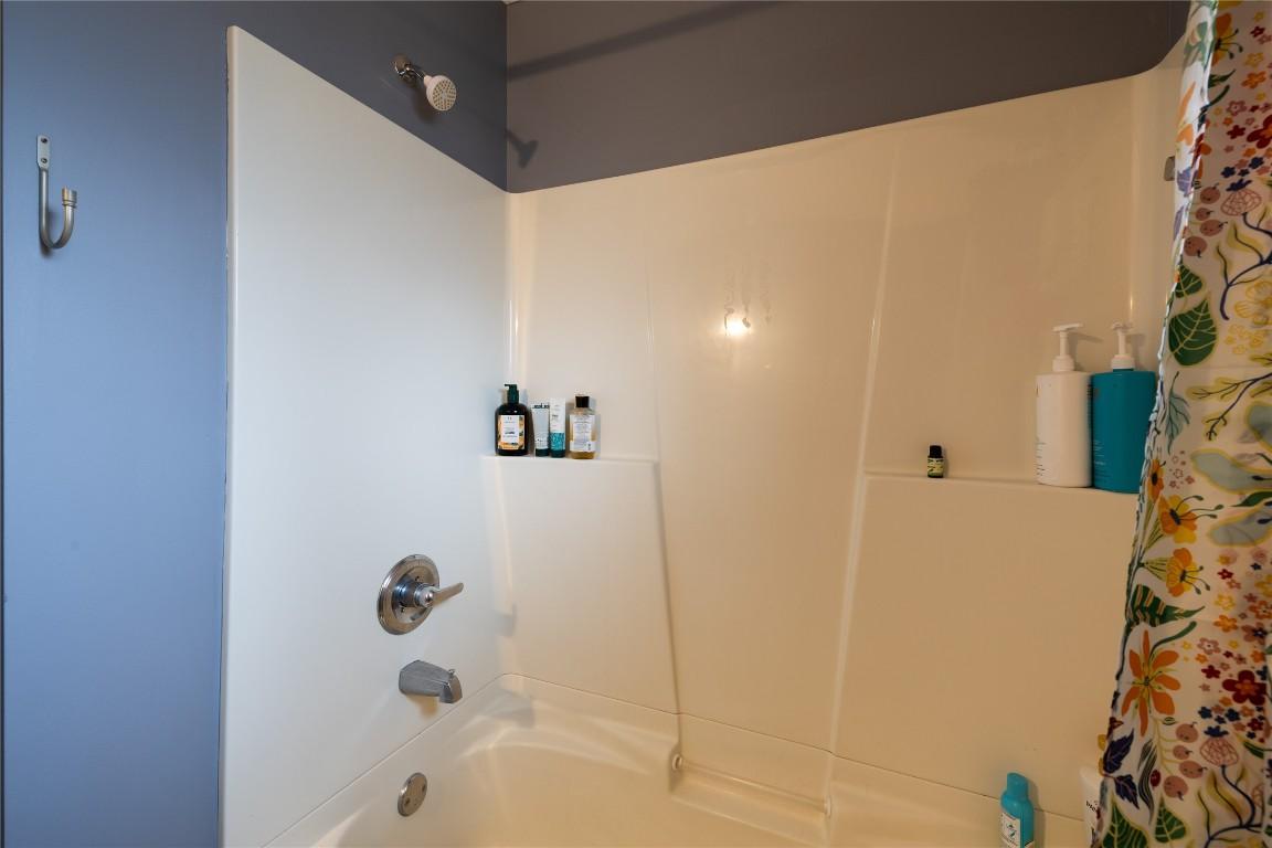 75-1605 Summit Drive, Kamloops, BC - Indoor Photo Showing Bathroom