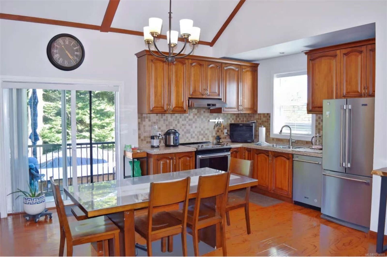 4037 Nelthorpe St, Saanich, BC