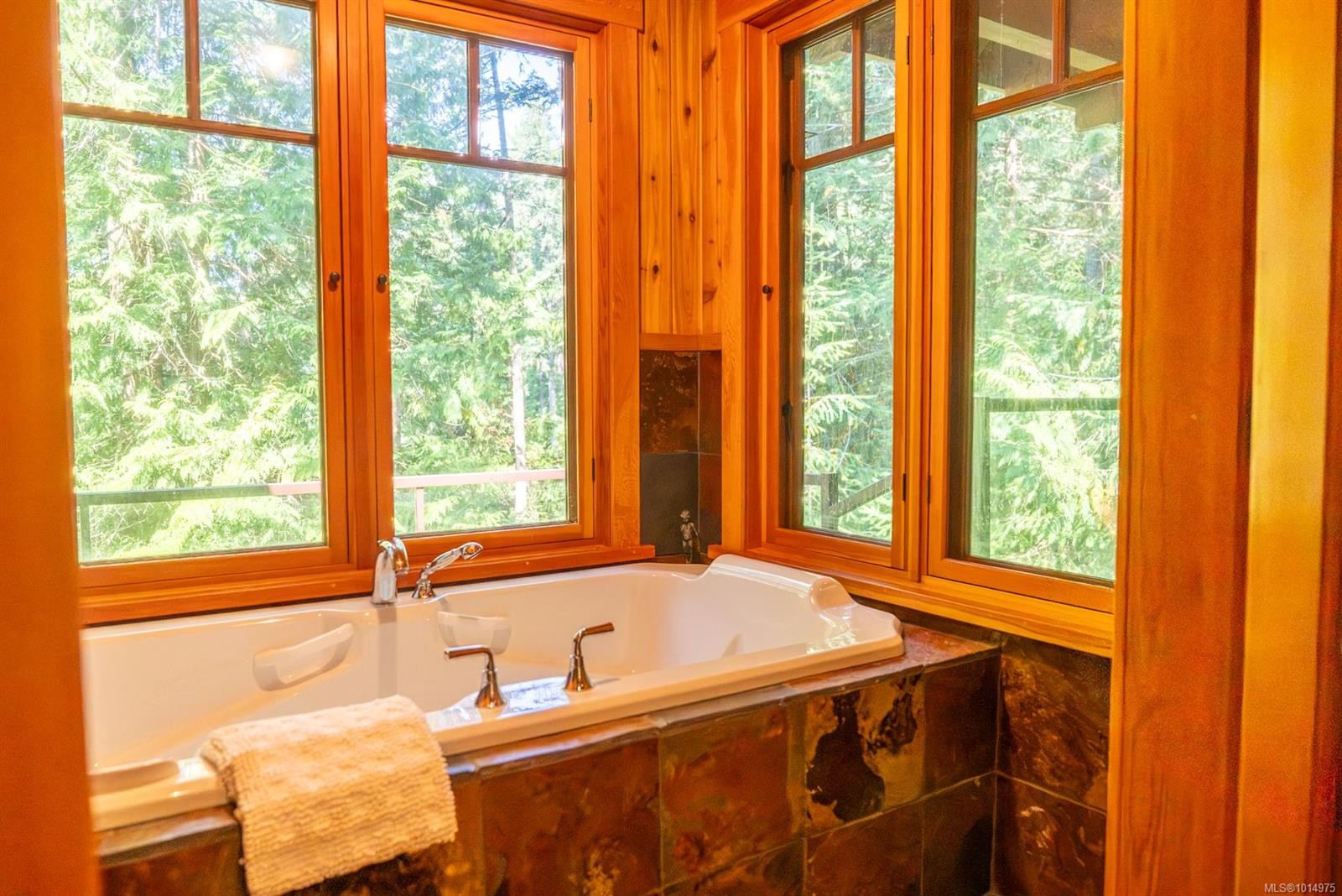 8807 Ainslie Point Rd, Pender Island, BC