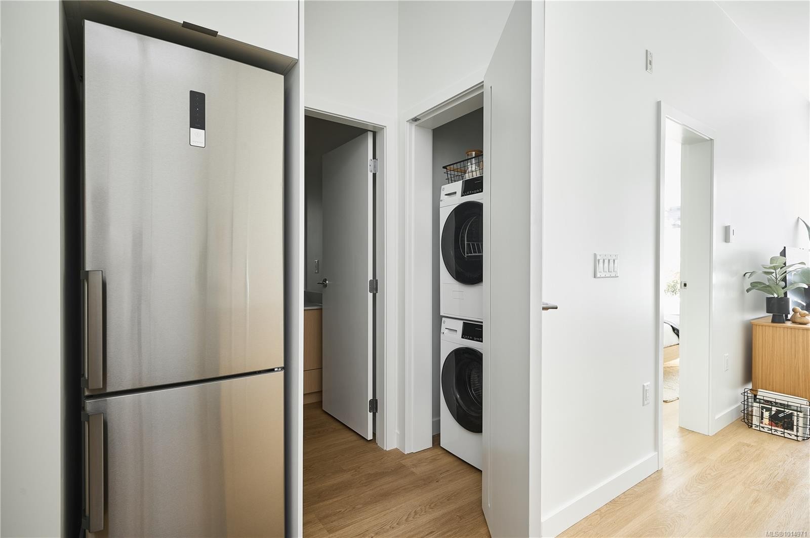 116-1115 Johnson St, Victoria, BC - Indoor Photo Showing Laundry Room