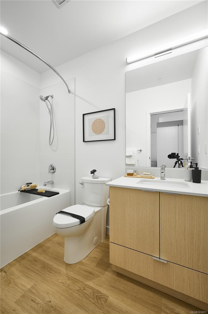 116-1115 Johnson St, Victoria, BC - Indoor Photo Showing Bathroom